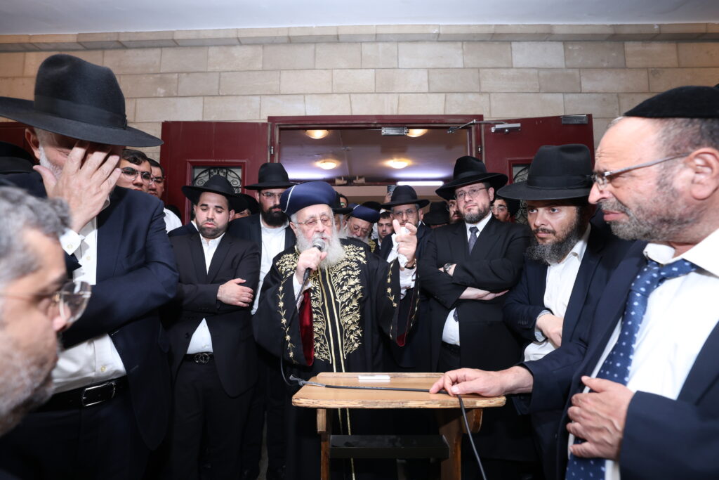 בכאב עצום: אלפים רבים ליוו למנוחות את הגאון רבי יהודה דרעי זצ"ל בכאב עצום: אלפים רבים ליוו למנוחות את הגאון רבי יהודה דרעי זצ"ל