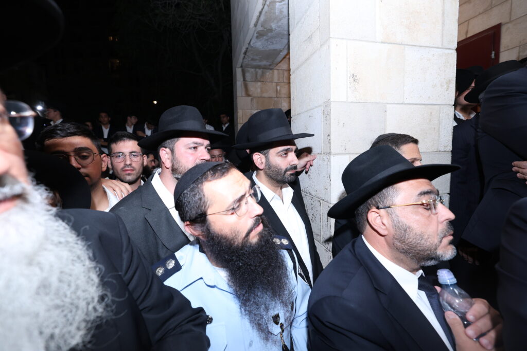 בכאב עצום: אלפים רבים ליוו למנוחות את הגאון רבי יהודה דרעי זצ"ל בכאב עצום: אלפים רבים ליוו למנוחות את הגאון רבי יהודה דרעי זצ"ל