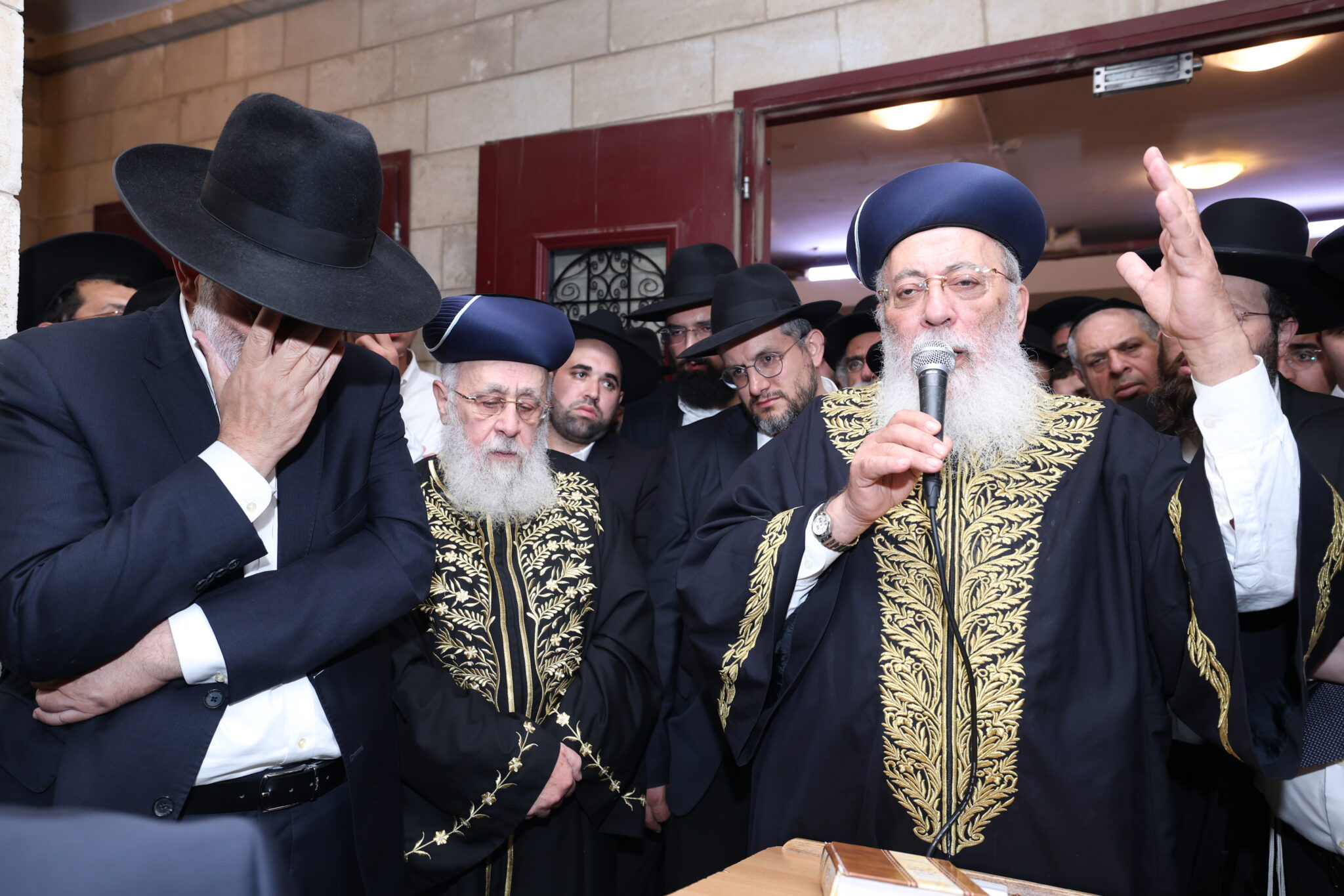 בכאב עצום: אלפים רבים ליוו למנוחות את הגאון רבי יהודה דרעי זצ"ל בכאב עצום: אלפים רבים ליוו למנוחות את הגאון רבי יהודה דרעי זצ"ל