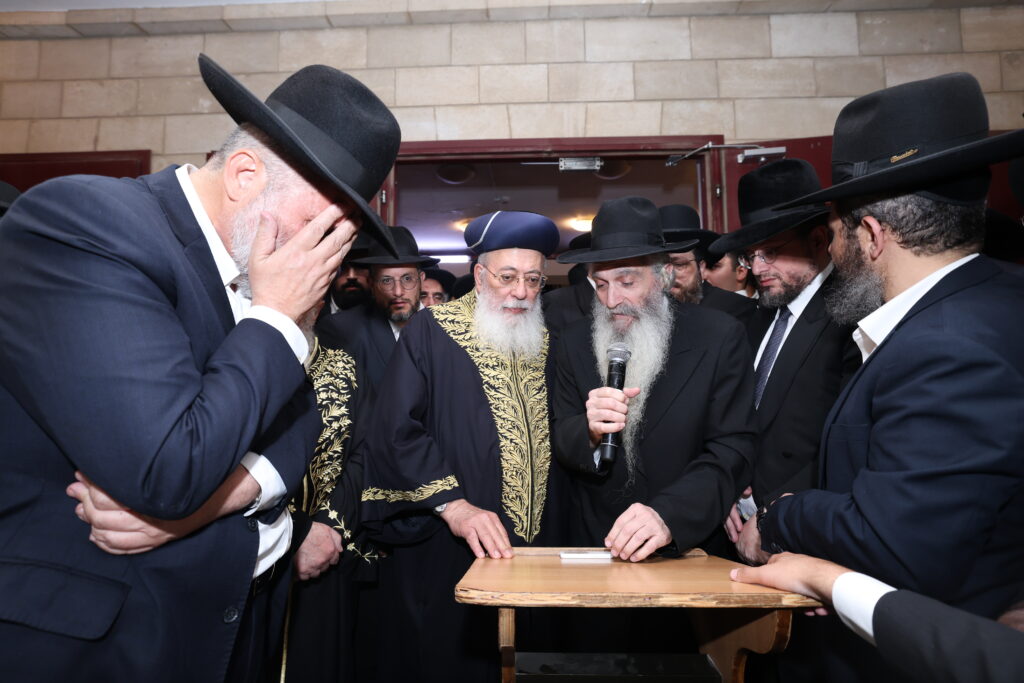 בכאב עצום: אלפים רבים ליוו למנוחות את הגאון רבי יהודה דרעי זצ"ל בכאב עצום: אלפים רבים ליוו למנוחות את הגאון רבי יהודה דרעי זצ"ל