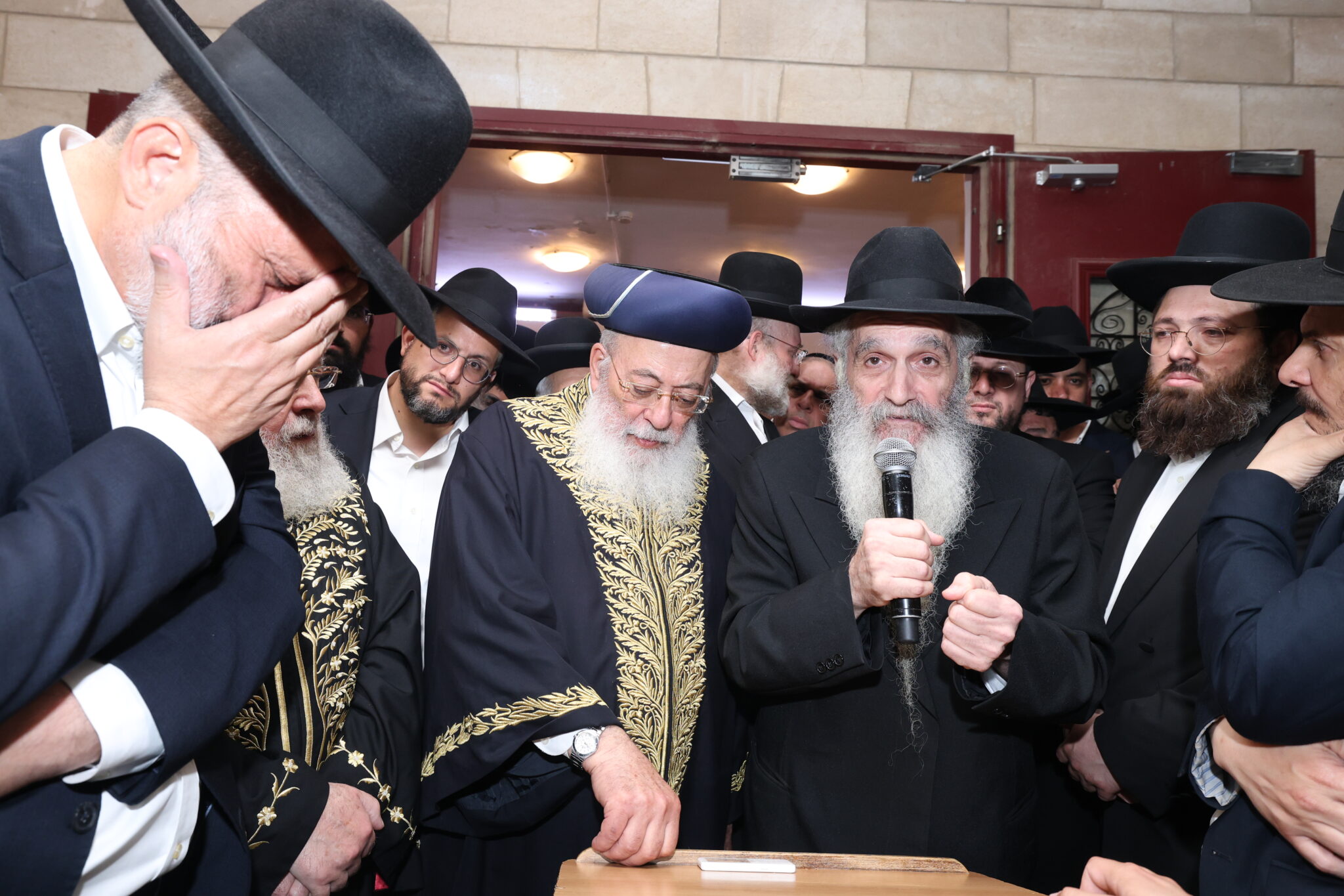 בכאב עצום: אלפים רבים ליוו למנוחות את הגאון רבי יהודה דרעי זצ"ל בכאב עצום: אלפים רבים ליוו למנוחות את הגאון רבי יהודה דרעי זצ"ל