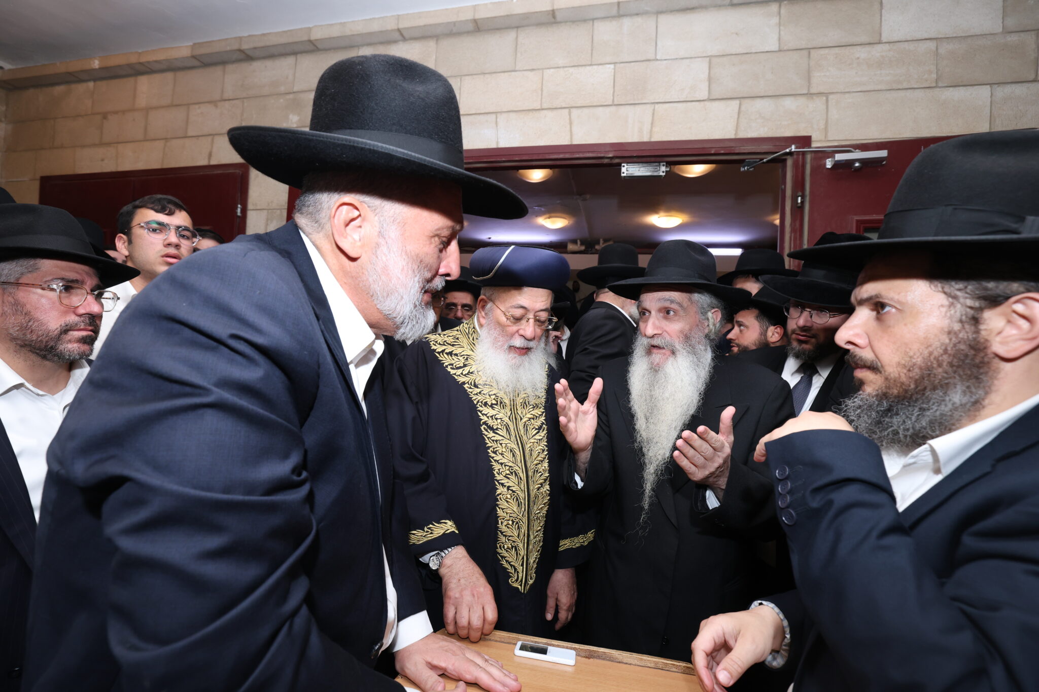 בכאב עצום: אלפים רבים ליוו למנוחות את הגאון רבי יהודה דרעי זצ"ל בכאב עצום: אלפים רבים ליוו למנוחות את הגאון רבי יהודה דרעי זצ"ל