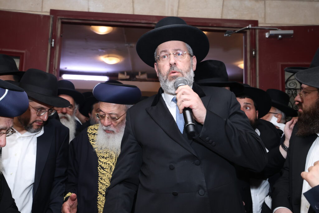 בכאב עצום: אלפים רבים ליוו למנוחות את הגאון רבי יהודה דרעי זצ"ל בכאב עצום: אלפים רבים ליוו למנוחות את הגאון רבי יהודה דרעי זצ"ל