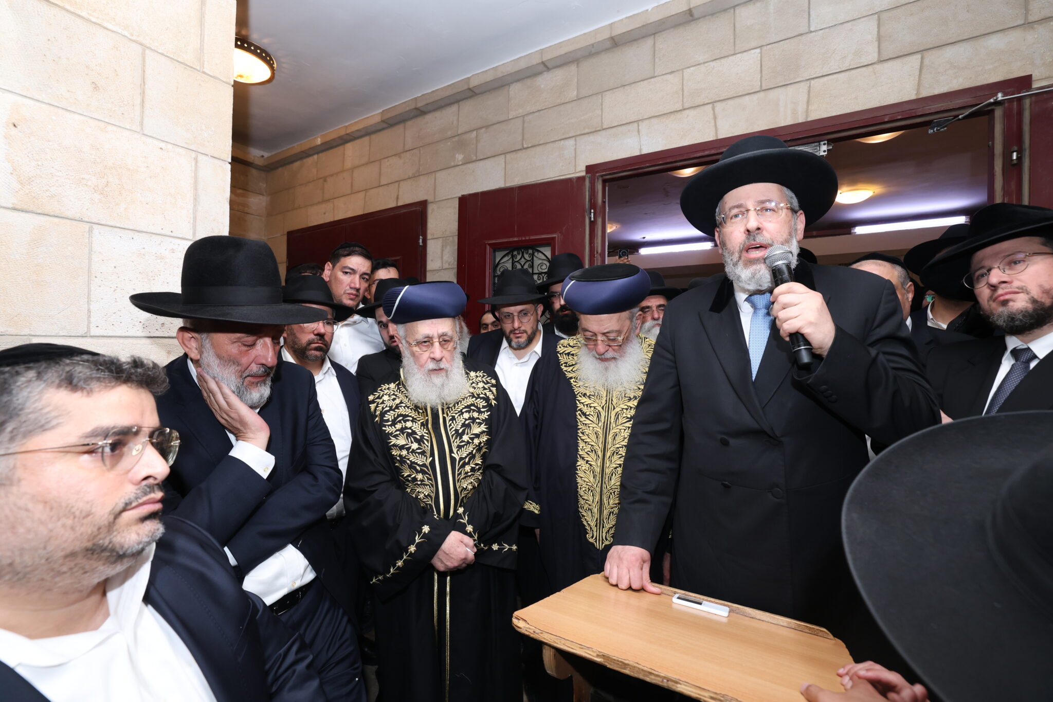 בכאב עצום: אלפים רבים ליוו למנוחות את הגאון רבי יהודה דרעי זצ"ל בכאב עצום: אלפים רבים ליוו למנוחות את הגאון רבי יהודה דרעי זצ"ל