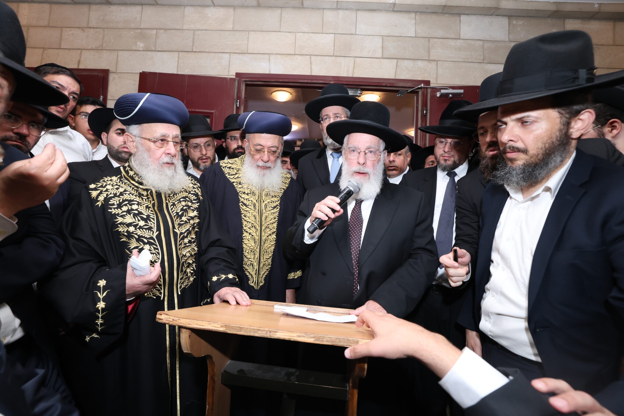 בכאב עצום: אלפים רבים ליוו למנוחות את הגאון רבי יהודה דרעי זצ"ל בכאב עצום: אלפים רבים ליוו למנוחות את הגאון רבי יהודה דרעי זצ"ל