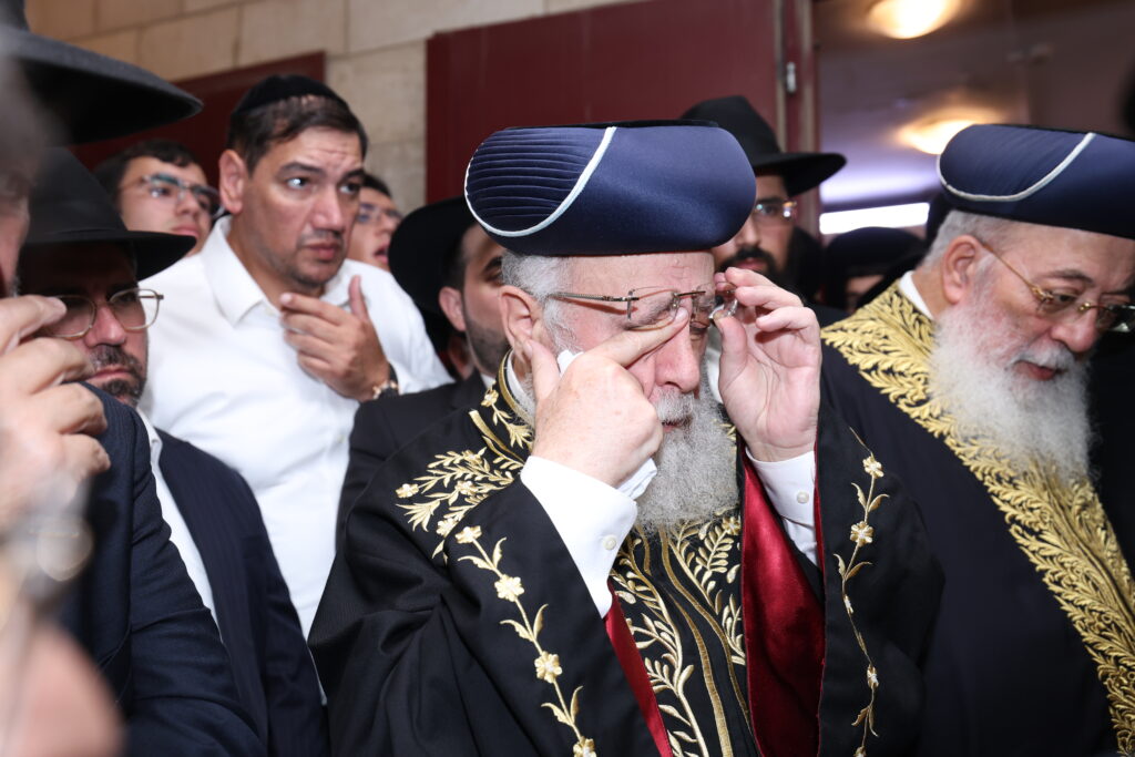 בכאב עצום: אלפים רבים ליוו למנוחות את הגאון רבי יהודה דרעי זצ"ל בכאב עצום: אלפים רבים ליוו למנוחות את הגאון רבי יהודה דרעי זצ"ל