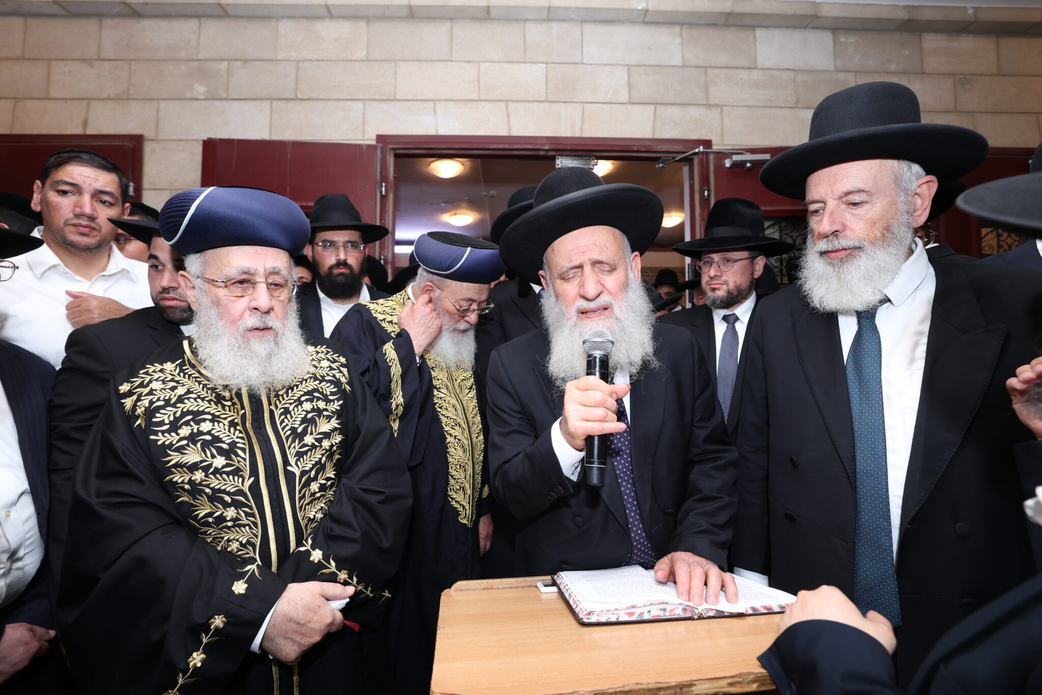 בכאב עצום: אלפים רבים ליוו למנוחות את הגאון רבי יהודה דרעי זצ"ל בכאב עצום: אלפים רבים ליוו למנוחות את הגאון רבי יהודה דרעי זצ"ל