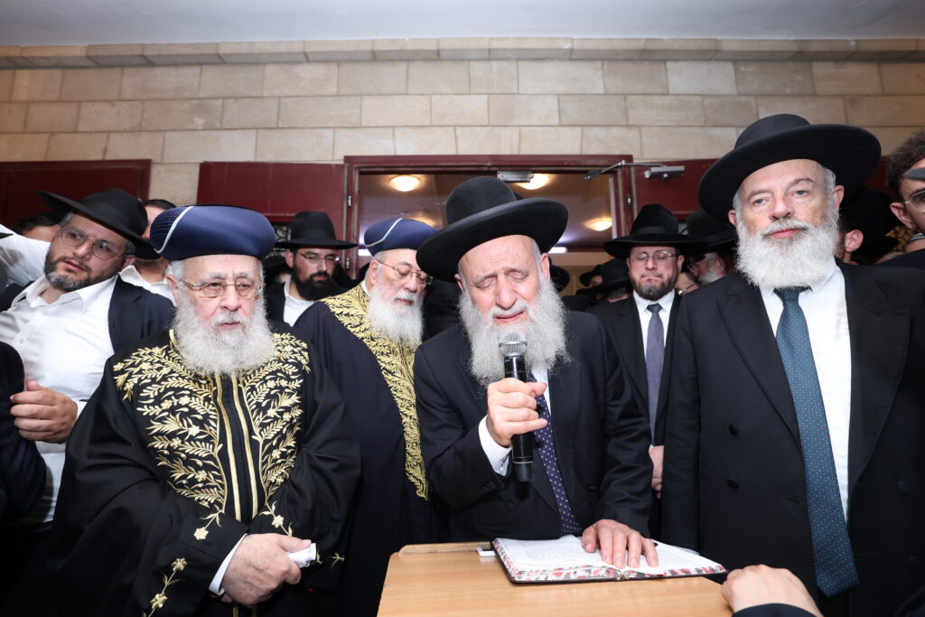 בכאב עצום: אלפים רבים ליוו למנוחות את הגאון רבי יהודה דרעי זצ"ל בכאב עצום: אלפים רבים ליוו למנוחות את הגאון רבי יהודה דרעי זצ"ל