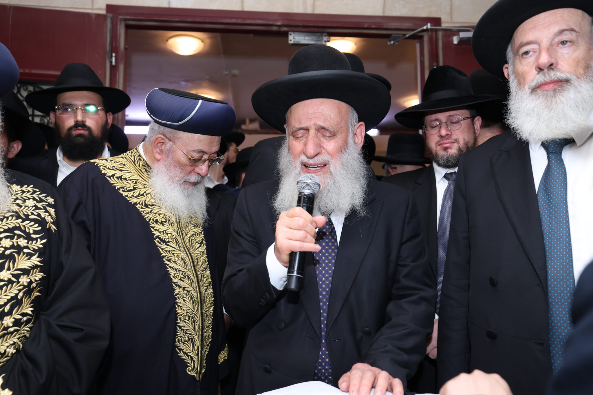 בכאב עצום: אלפים רבים ליוו למנוחות את הגאון רבי יהודה דרעי זצ"ל בכאב עצום: אלפים רבים ליוו למנוחות את הגאון רבי יהודה דרעי זצ"ל