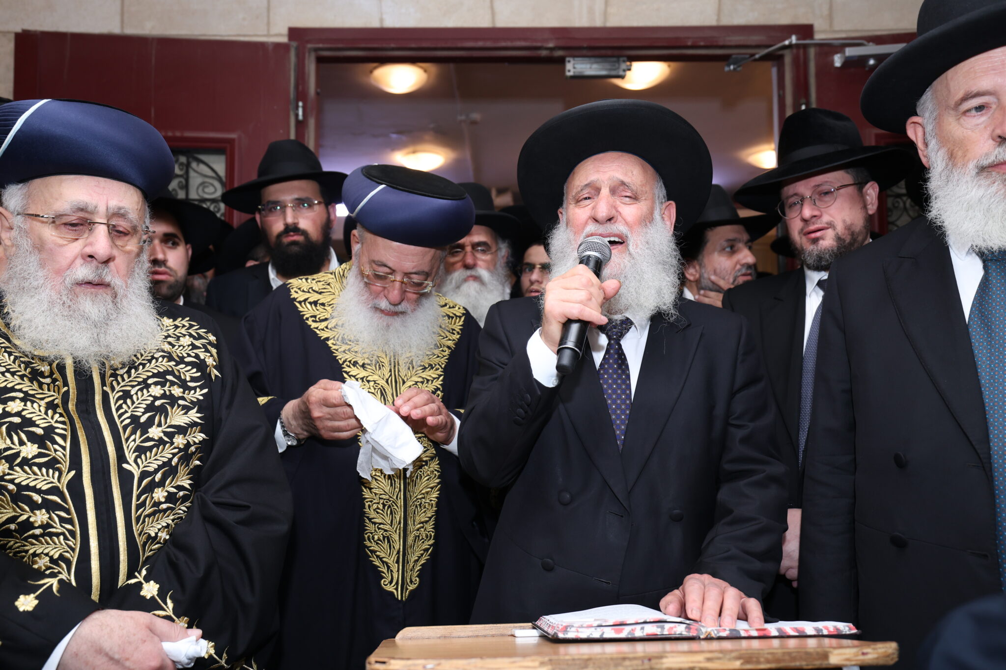 בכאב עצום: אלפים רבים ליוו למנוחות את הגאון רבי יהודה דרעי זצ"ל בכאב עצום: אלפים רבים ליוו למנוחות את הגאון רבי יהודה דרעי זצ"ל