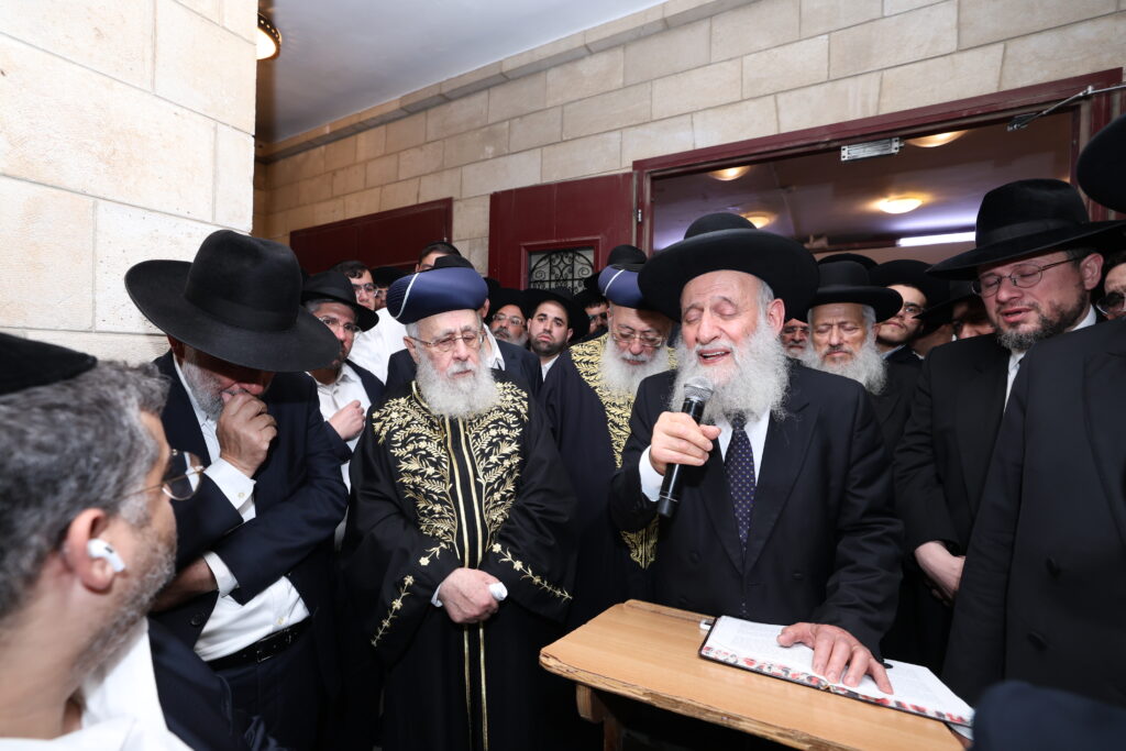 בכאב עצום: אלפים רבים ליוו למנוחות את הגאון רבי יהודה דרעי זצ"ל בכאב עצום: אלפים רבים ליוו למנוחות את הגאון רבי יהודה דרעי זצ"ל