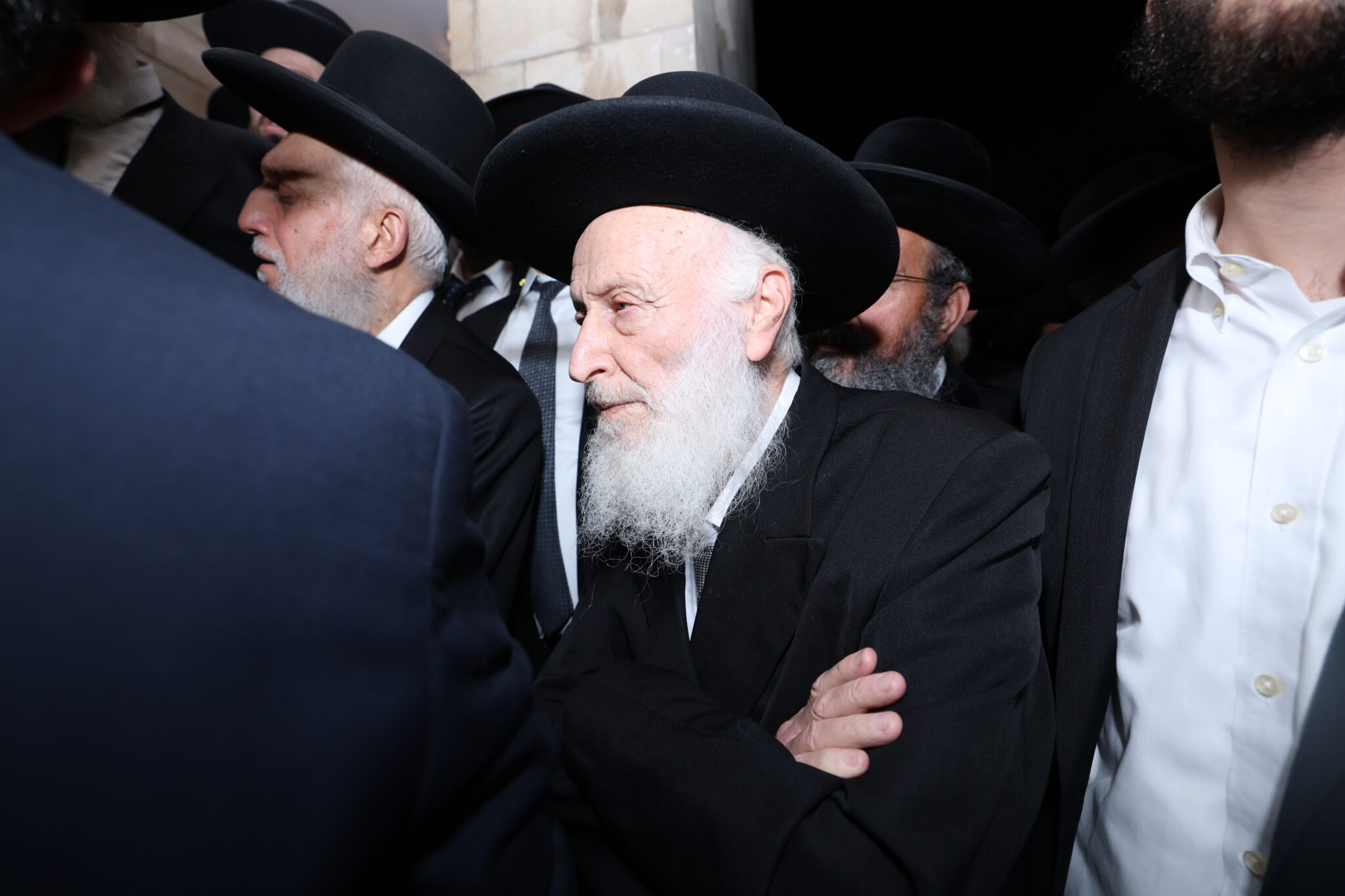 בכאב עצום: אלפים רבים ליוו למנוחות את הגאון רבי יהודה דרעי זצ"ל בכאב עצום: אלפים רבים ליוו למנוחות את הגאון רבי יהודה דרעי זצ"ל