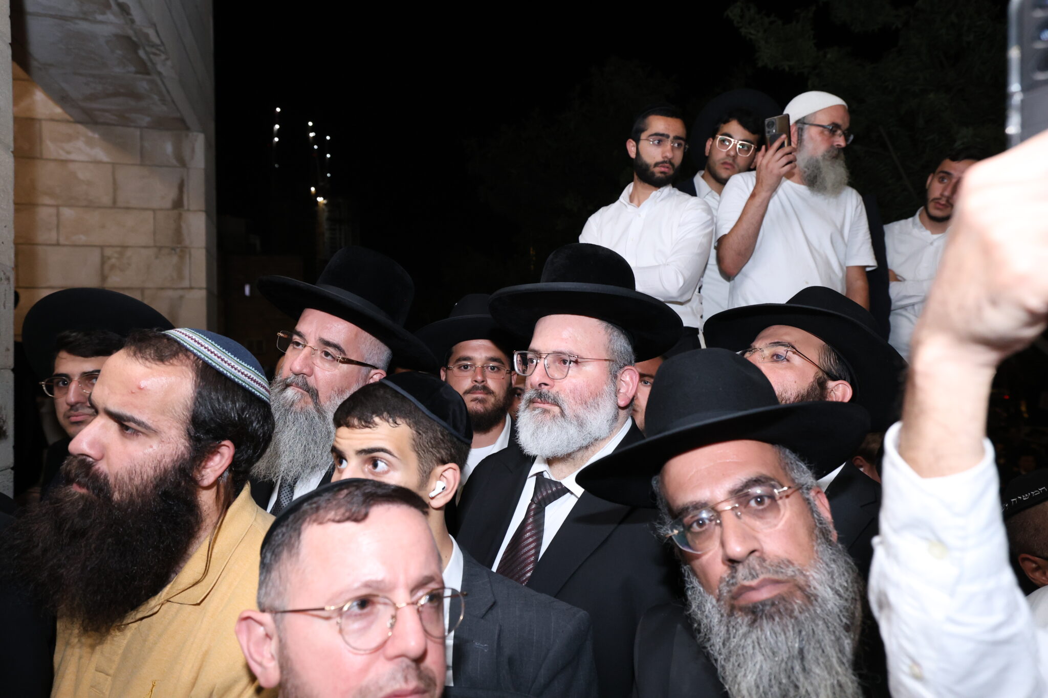 בכאב עצום: אלפים רבים ליוו למנוחות את הגאון רבי יהודה דרעי זצ"ל בכאב עצום: אלפים רבים ליוו למנוחות את הגאון רבי יהודה דרעי זצ"ל