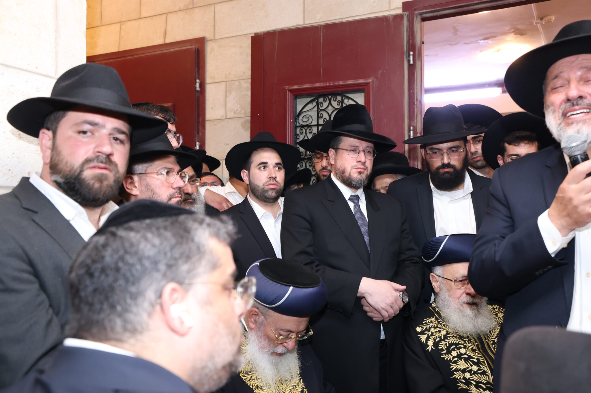 בכאב עצום: אלפים רבים ליוו למנוחות את הגאון רבי יהודה דרעי זצ"ל בכאב עצום: אלפים רבים ליוו למנוחות את הגאון רבי יהודה דרעי זצ"ל