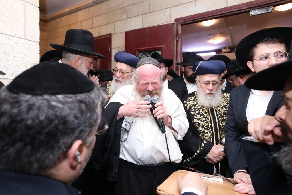 בכאב עצום: אלפים רבים ליוו למנוחות את הגאון רבי יהודה דרעי זצ"ל בכאב עצום: אלפים רבים ליוו למנוחות את הגאון רבי יהודה דרעי זצ"ל