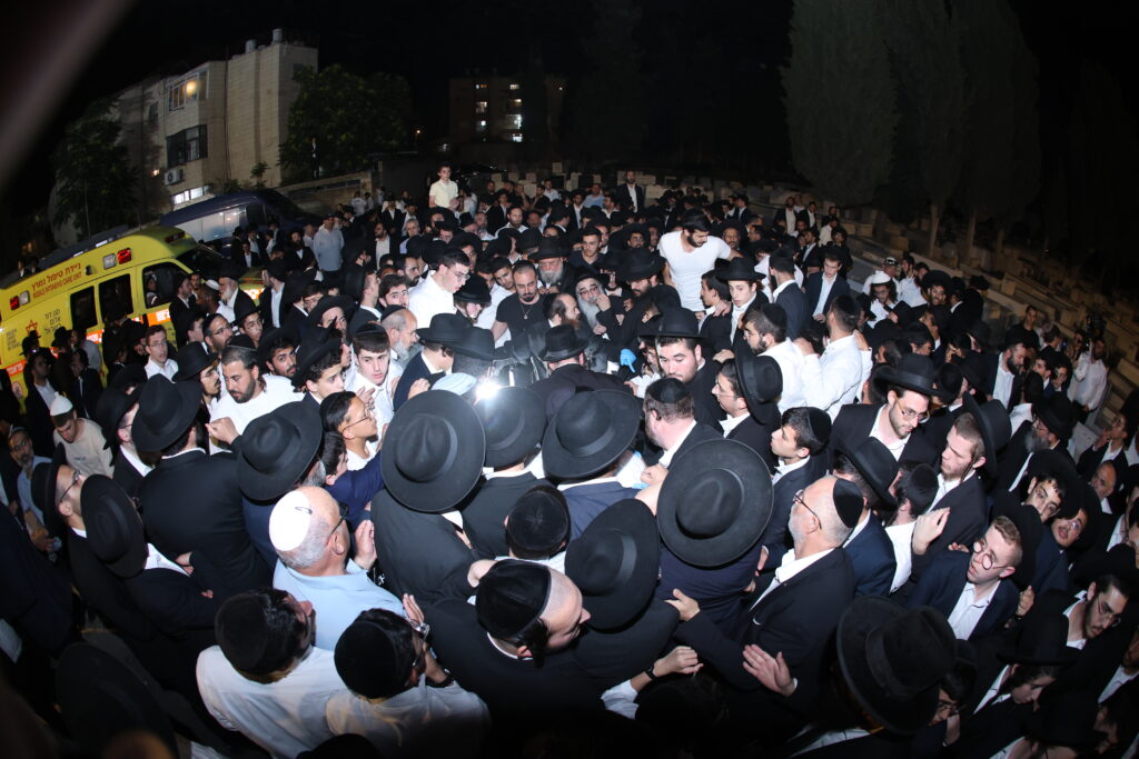 בכאב עצום: אלפים רבים ליוו למנוחות את הגאון רבי יהודה דרעי זצ"ל בכאב עצום: אלפים רבים ליוו למנוחות את הגאון רבי יהודה דרעי זצ"ל