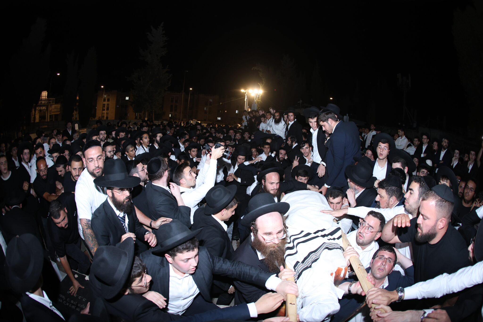 בכאב עצום: אלפים רבים ליוו למנוחות את הגאון רבי יהודה דרעי זצ"ל בכאב עצום: אלפים רבים ליוו למנוחות את הגאון רבי יהודה דרעי זצ"ל