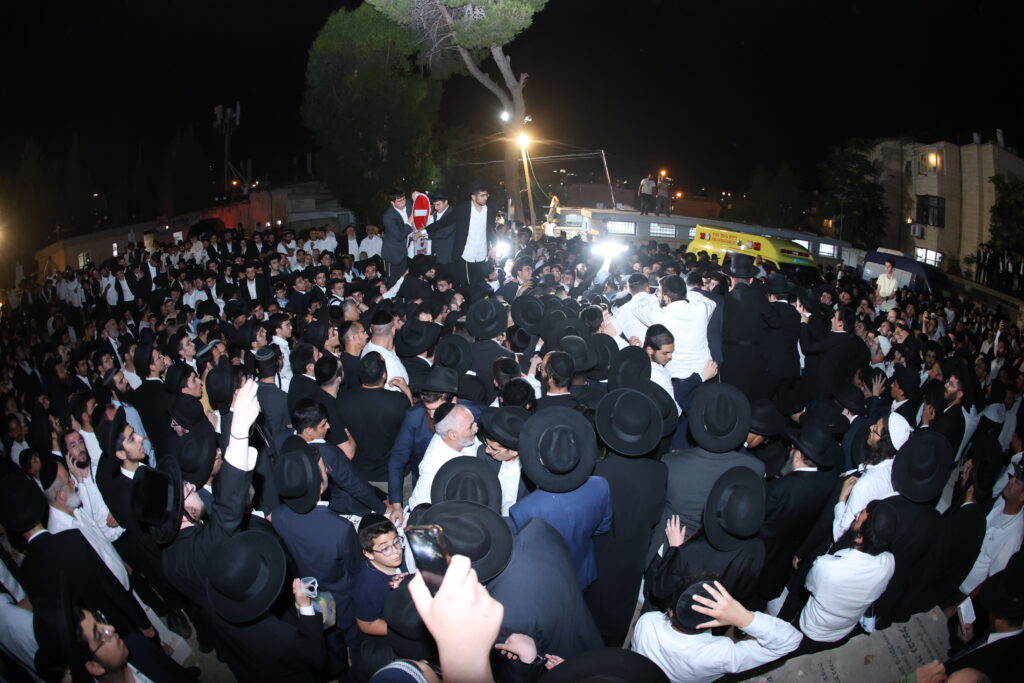 בכאב עצום: אלפים רבים ליוו למנוחות את הגאון רבי יהודה דרעי זצ"ל בכאב עצום: אלפים רבים ליוו למנוחות את הגאון רבי יהודה דרעי זצ"ל