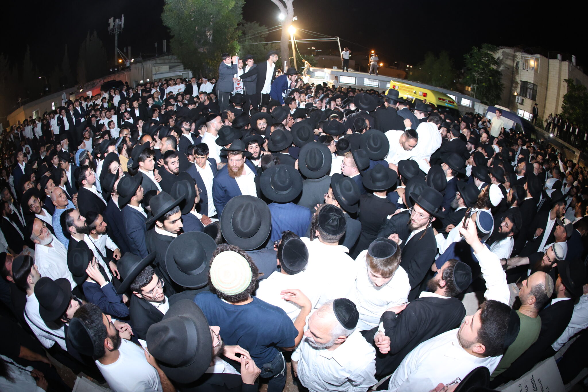 בכאב עצום: אלפים רבים ליוו למנוחות את הגאון רבי יהודה דרעי זצ"ל בכאב עצום: אלפים רבים ליוו למנוחות את הגאון רבי יהודה דרעי זצ"ל