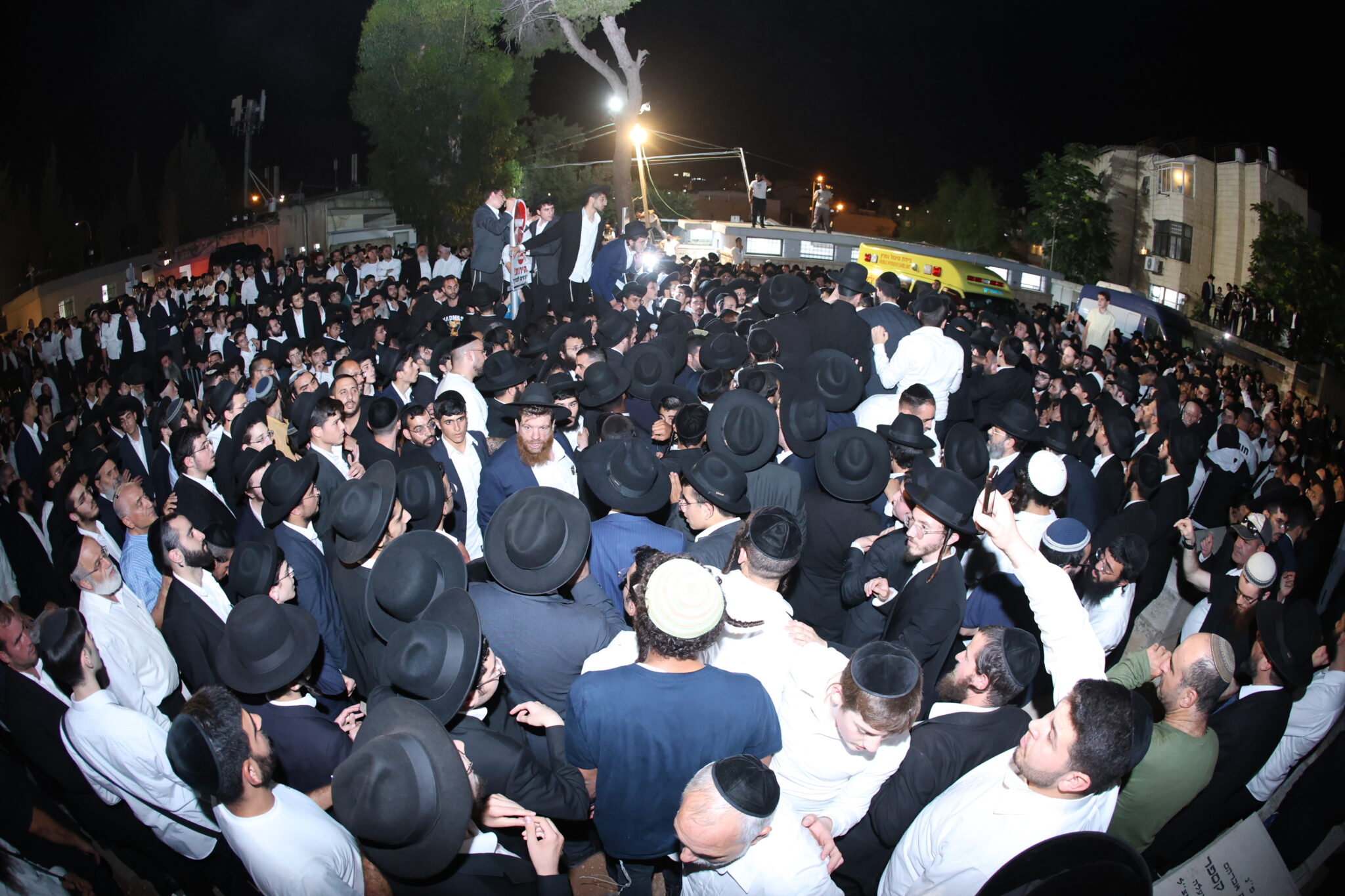 בכאב עצום: אלפים רבים ליוו למנוחות את הגאון רבי יהודה דרעי זצ"ל בכאב עצום: אלפים רבים ליוו למנוחות את הגאון רבי יהודה דרעי זצ"ל