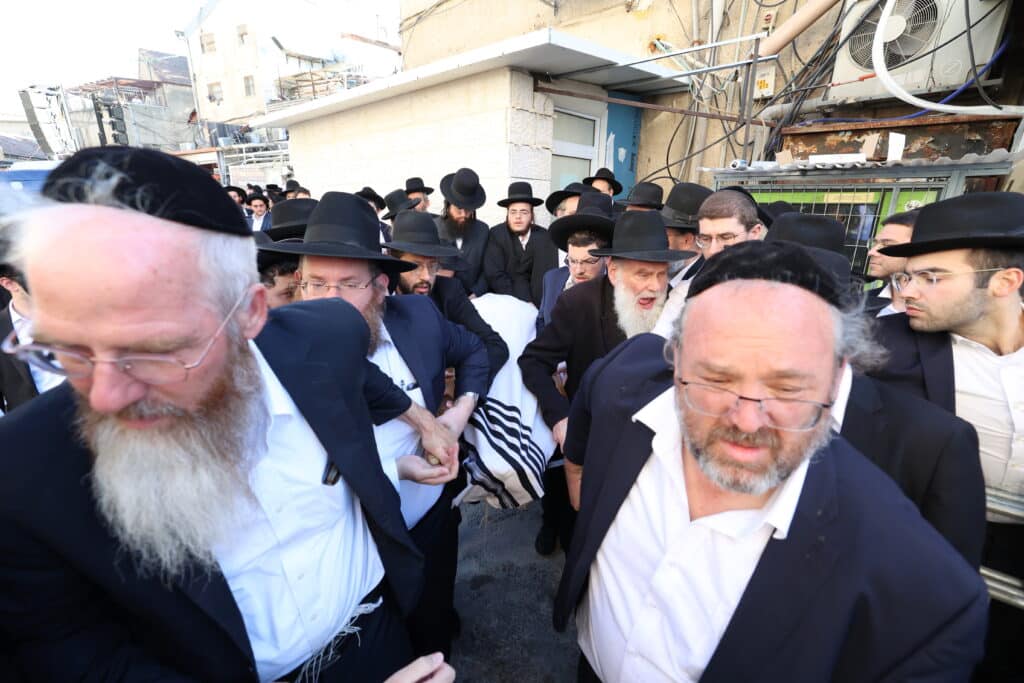 מראשי ישיבת מיר: המונים ליוו למנוחות את הגאון רבי אברהם שמואלביץ זצ"ל