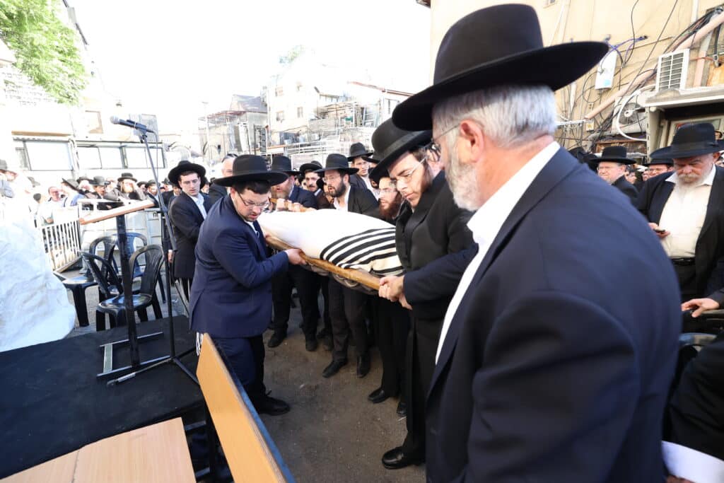 מראשי ישיבת מיר: המונים ליוו למנוחות את הגאון רבי אברהם שמואלביץ זצ"ל