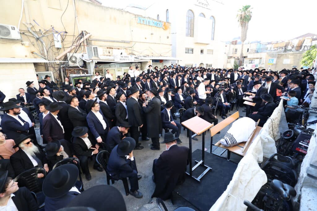 מראשי ישיבת מיר: המונים ליוו למנוחות את הגאון רבי אברהם שמואלביץ זצ"ל