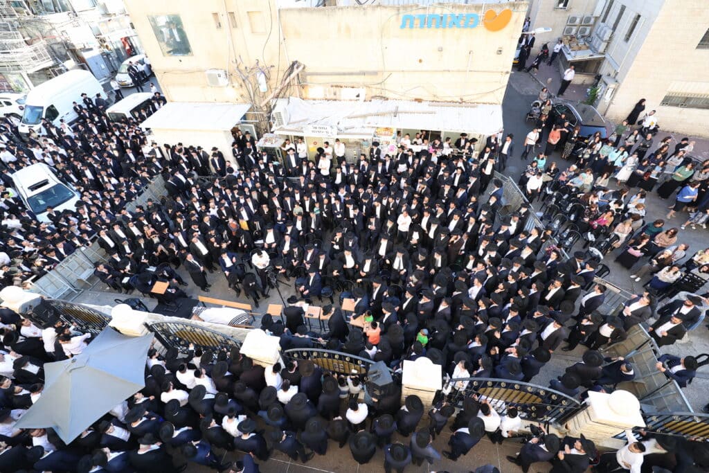 מראשי ישיבת מיר: המונים ליוו למנוחות את הגאון רבי אברהם שמואלביץ זצ"ל