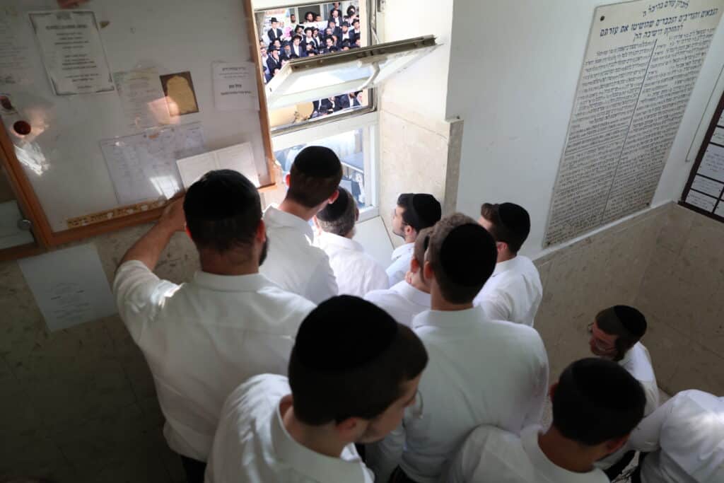 מראשי ישיבת מיר: המונים ליוו למנוחות את הגאון רבי אברהם שמואלביץ זצ"ל