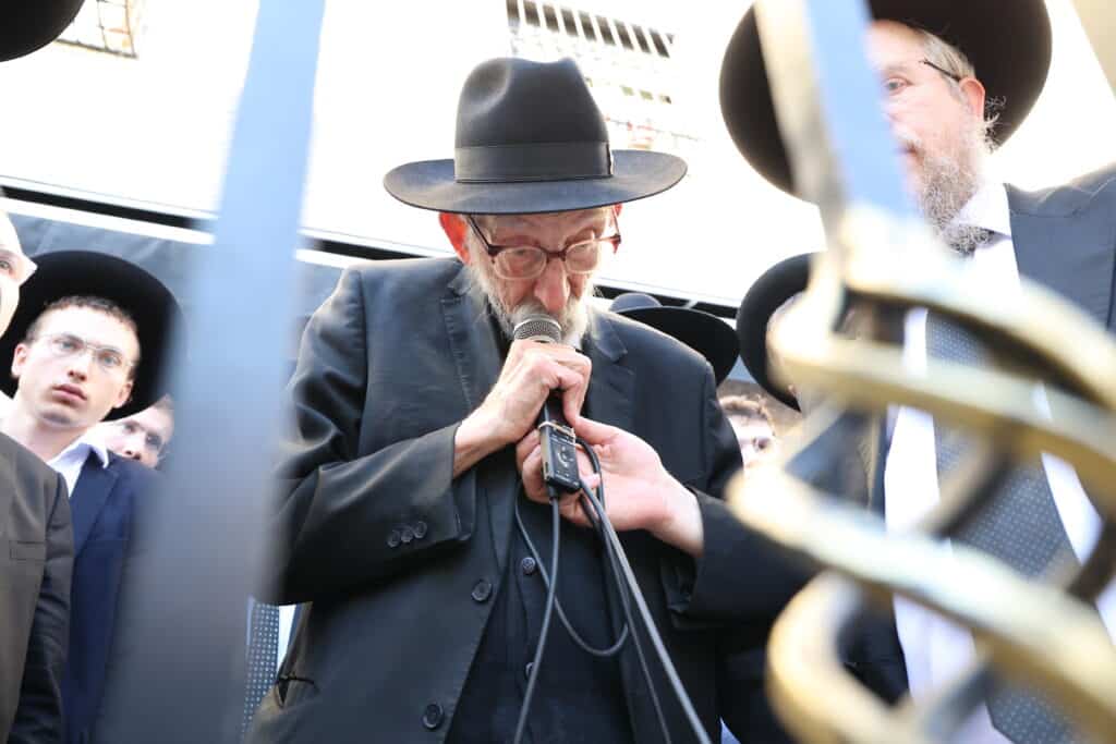 מראשי ישיבת מיר: המונים ליוו למנוחות את הגאון רבי אברהם שמואלביץ זצ"ל