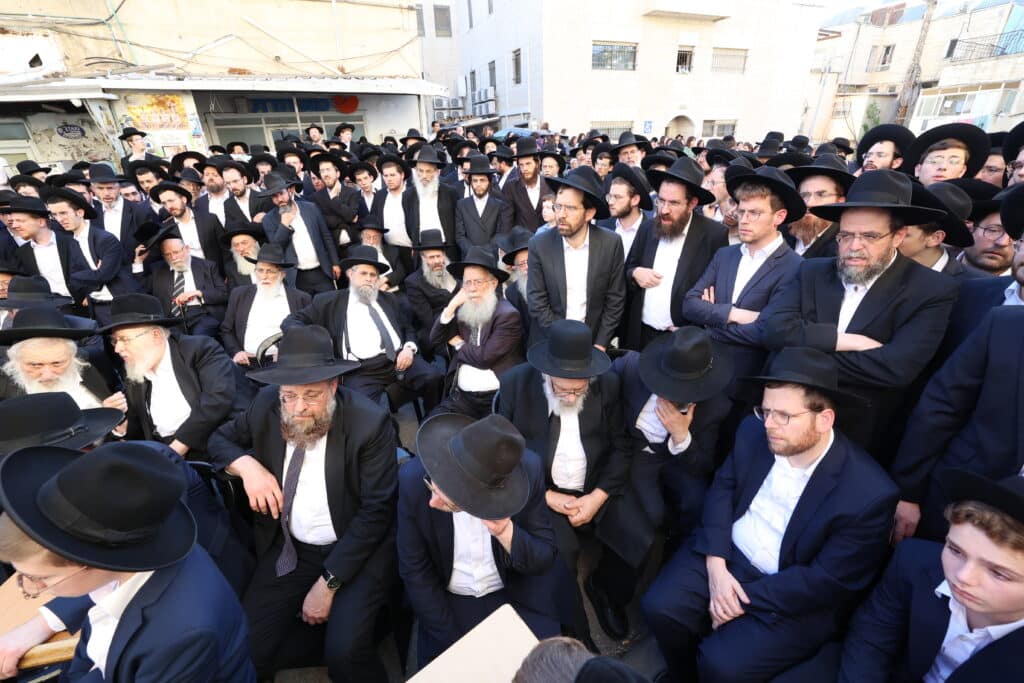 מראשי ישיבת מיר: המונים ליוו למנוחות את הגאון רבי אברהם שמואלביץ זצ"ל