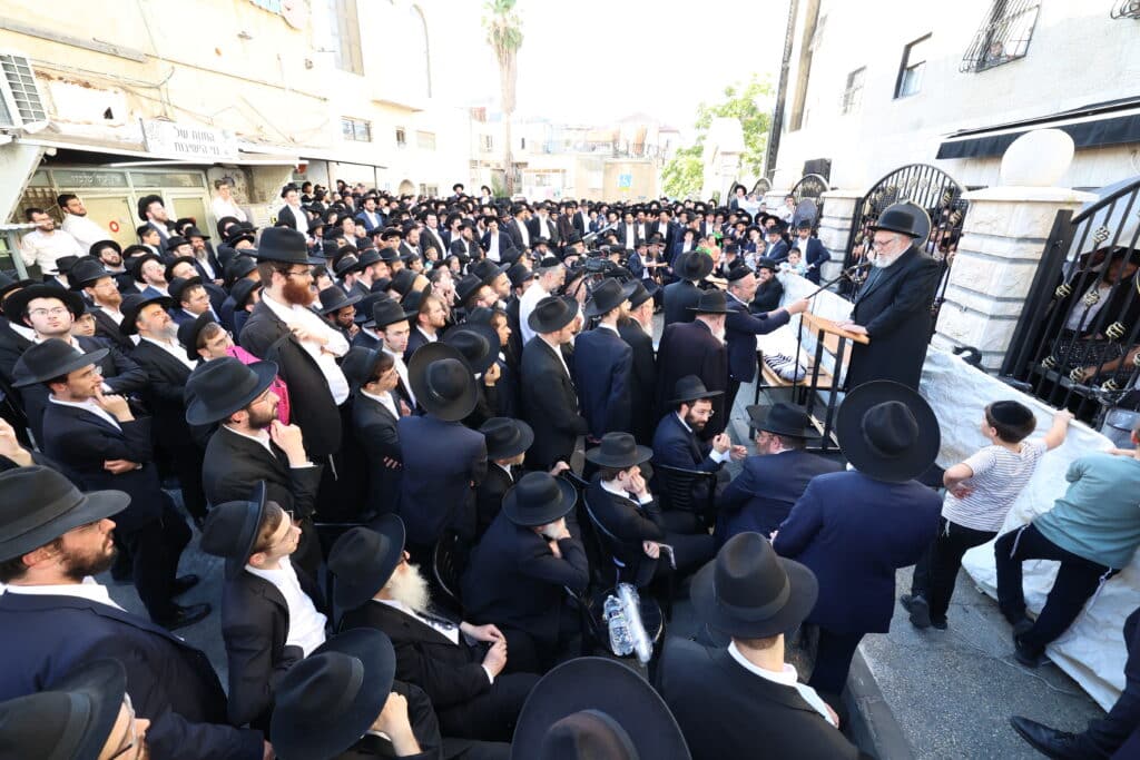 מראשי ישיבת מיר: המונים ליוו למנוחות את הגאון רבי אברהם שמואלביץ זצ"ל