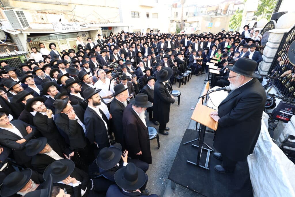 מראשי ישיבת מיר: המונים ליוו למנוחות את הגאון רבי אברהם שמואלביץ זצ"ל