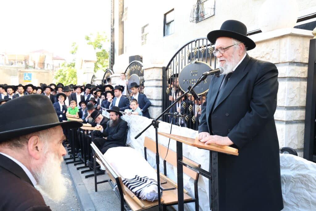 מראשי ישיבת מיר: המונים ליוו למנוחות את הגאון רבי אברהם שמואלביץ זצ"ל