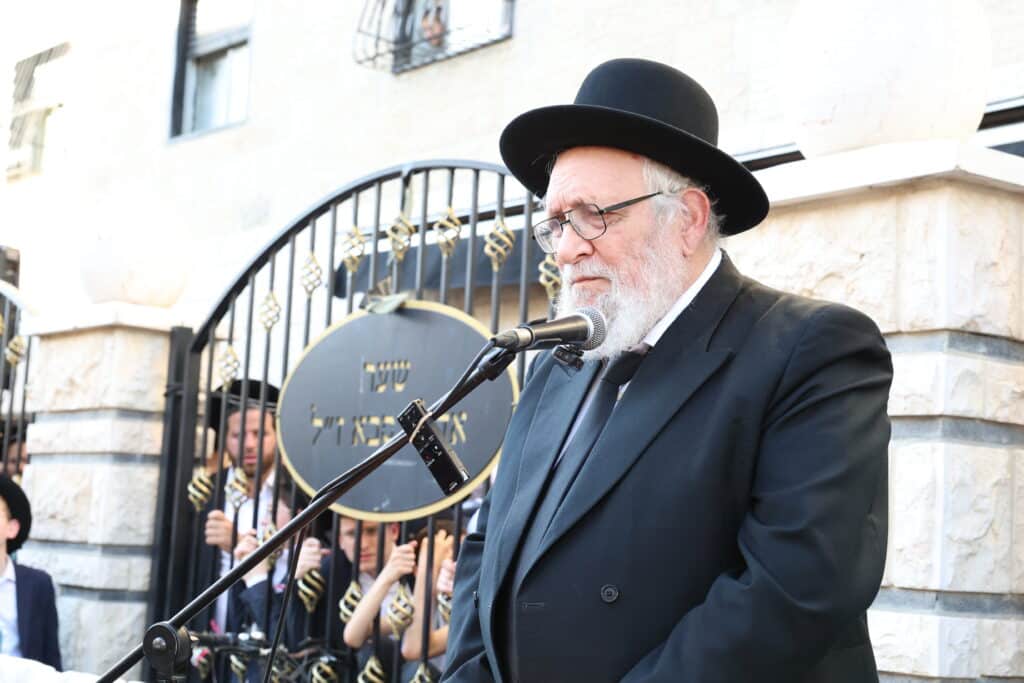 מראשי ישיבת מיר: המונים ליוו למנוחות את הגאון רבי אברהם שמואלביץ זצ"ל
