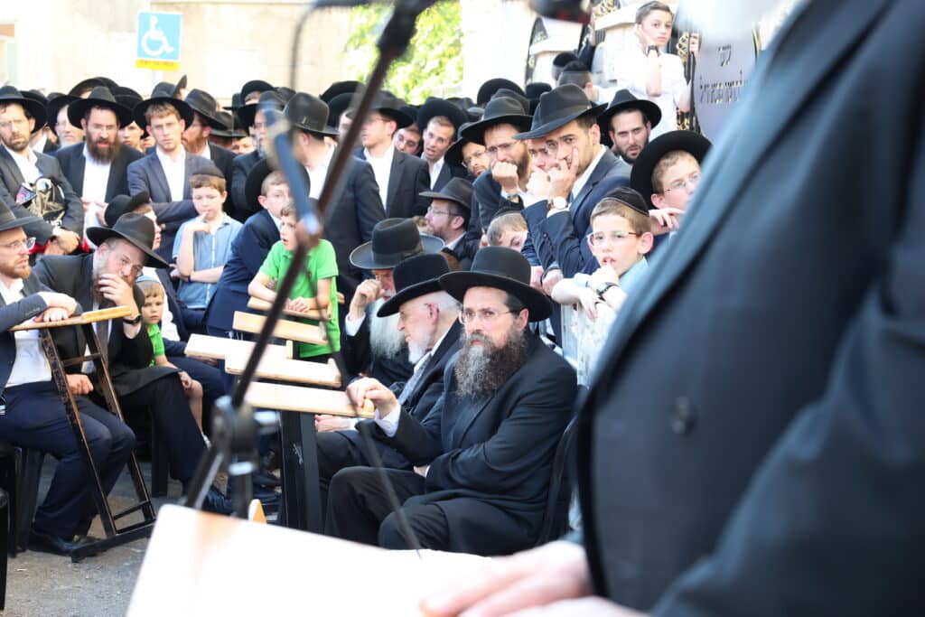 מראשי ישיבת מיר: המונים ליוו למנוחות את הגאון רבי אברהם שמואלביץ זצ"ל