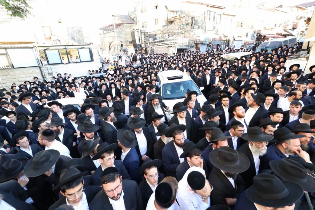 מראשי ישיבת מיר: המונים ליוו למנוחות את הגאון רבי אברהם שמואלביץ זצ"ל
