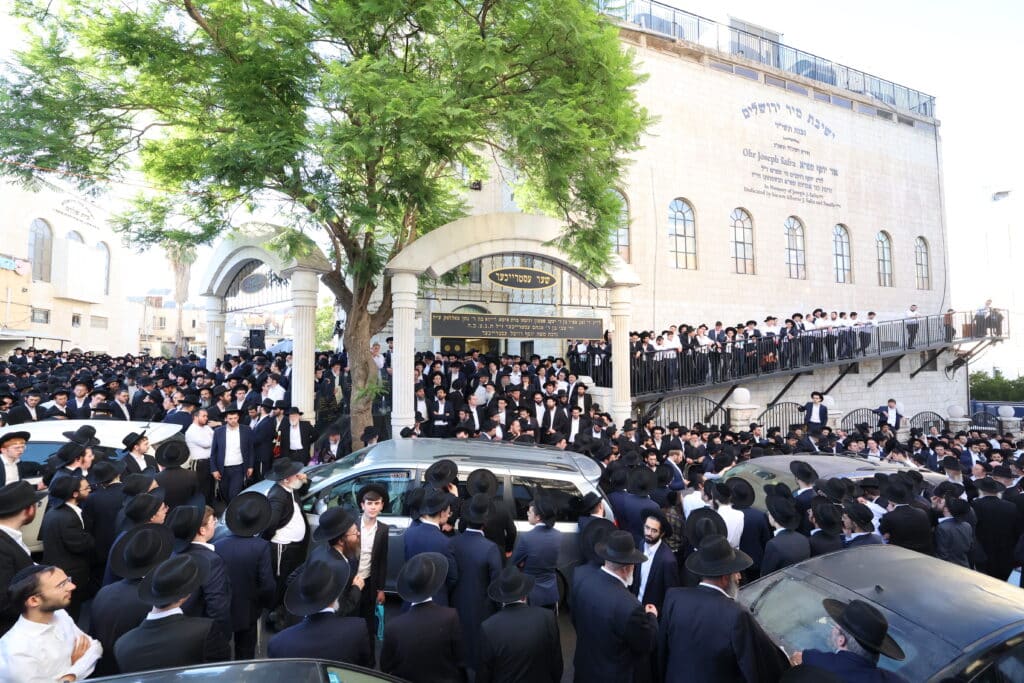 מראשי ישיבת מיר: המונים ליוו למנוחות את הגאון רבי אברהם שמואלביץ זצ"ל