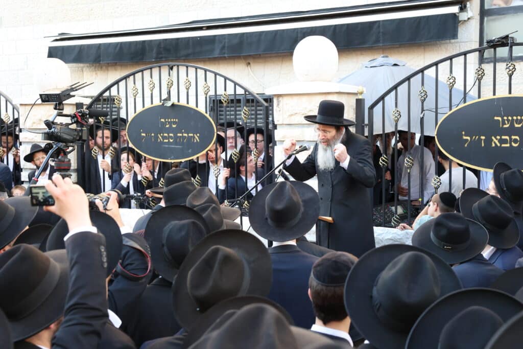 מראשי ישיבת מיר: המונים ליוו למנוחות את הגאון רבי אברהם שמואלביץ זצ"ל