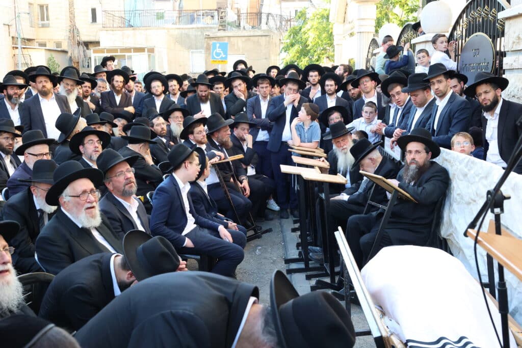 מראשי ישיבת מיר: המונים ליוו למנוחות את הגאון רבי אברהם שמואלביץ זצ"ל