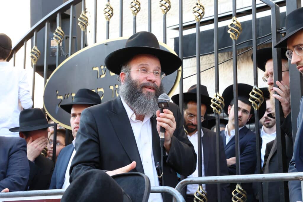 מראשי ישיבת מיר: המונים ליוו למנוחות את הגאון רבי אברהם שמואלביץ זצ"ל