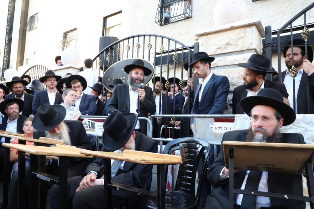 מראשי ישיבת מיר: המונים ליוו למנוחות את הגאון רבי אברהם שמואלביץ זצ"ל