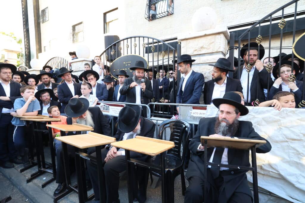 מראשי ישיבת מיר: המונים ליוו למנוחות את הגאון רבי אברהם שמואלביץ זצ"ל