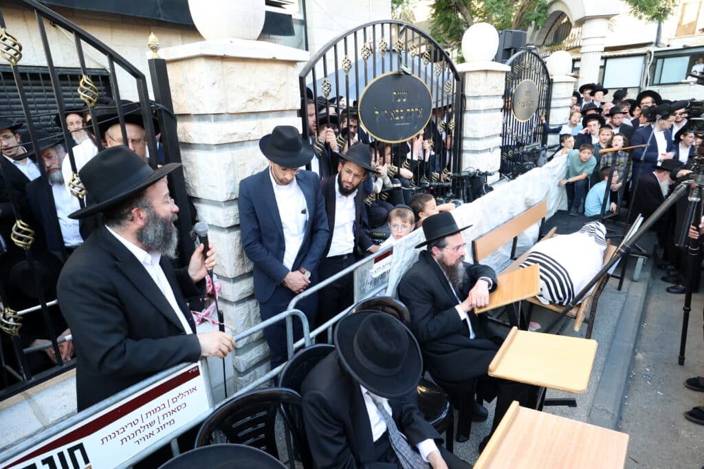 מראשי ישיבת מיר: המונים ליוו למנוחות את הגאון רבי אברהם שמואלביץ זצ"ל
