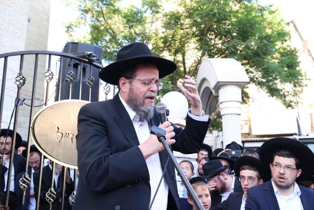 מראשי ישיבת מיר: המונים ליוו למנוחות את הגאון רבי אברהם שמואלביץ זצ"ל