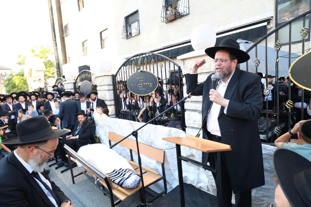 מראשי ישיבת מיר: המונים ליוו למנוחות את הגאון רבי אברהם שמואלביץ זצ"ל