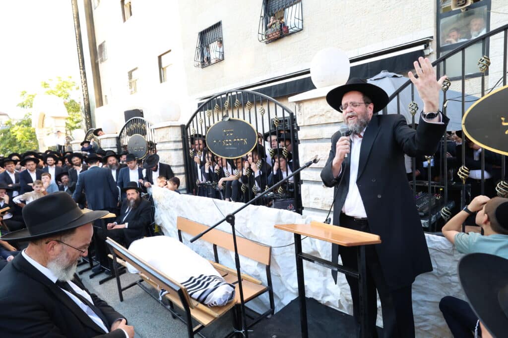 מראשי ישיבת מיר: המונים ליוו למנוחות את הגאון רבי אברהם שמואלביץ זצ"ל