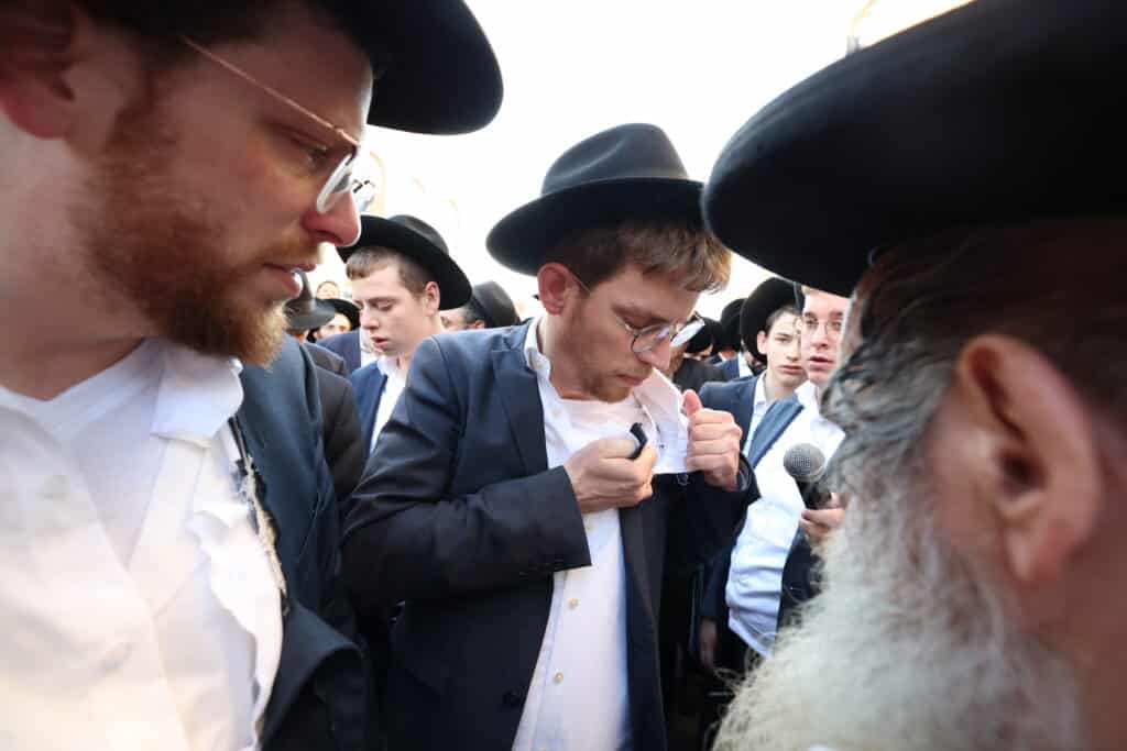 מראשי ישיבת מיר: המונים ליוו למנוחות את הגאון רבי אברהם שמואלביץ זצ"ל
