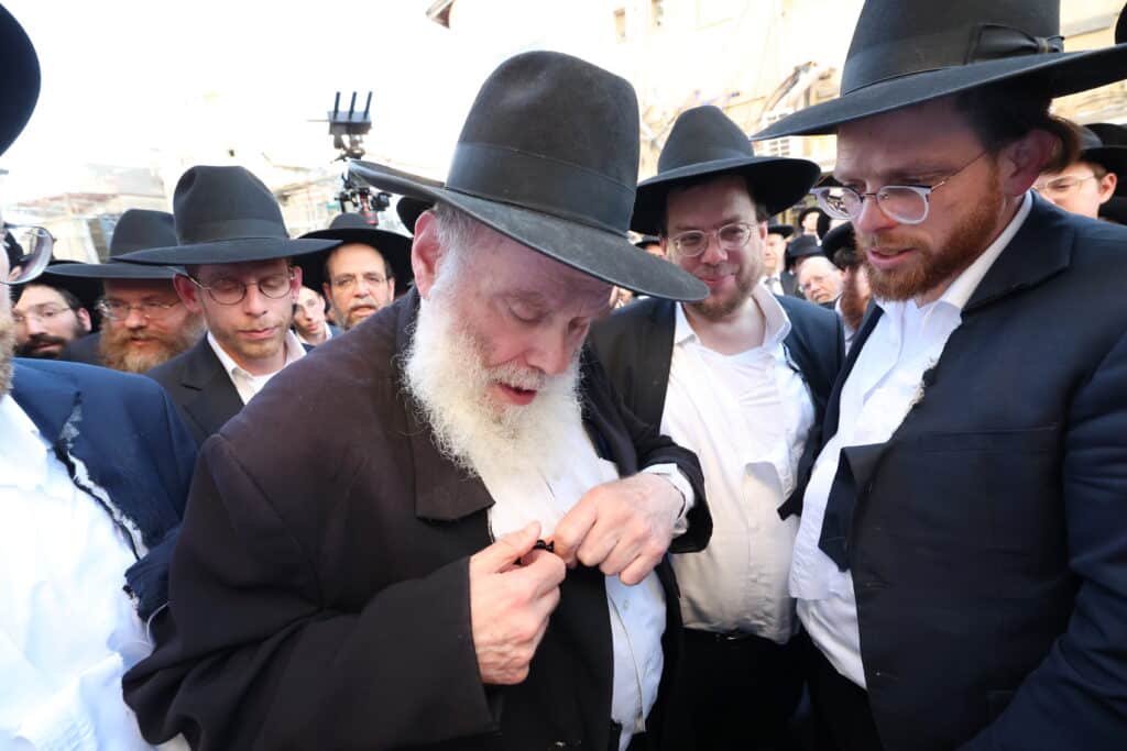 מראשי ישיבת מיר: המונים ליוו למנוחות את הגאון רבי אברהם שמואלביץ זצ"ל