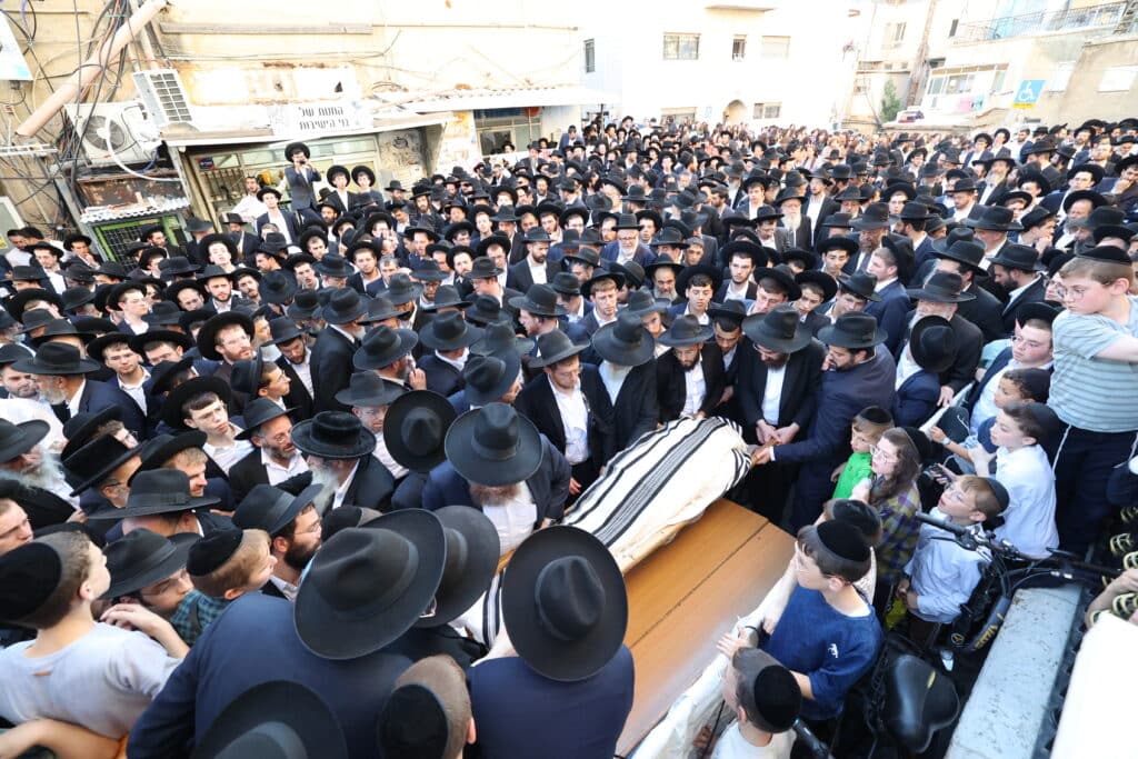 מראשי ישיבת מיר: המונים ליוו למנוחות את הגאון רבי אברהם שמואלביץ זצ"ל